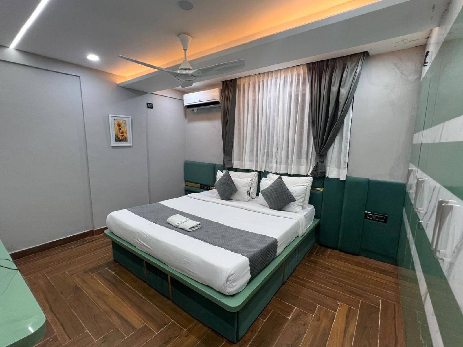 Wild Wings Premium Hotel Hyderabad Exterior foto